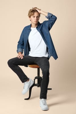 Kleding fotografie model spijkerblouse jeans zwart