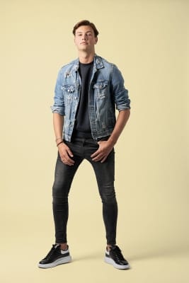 Kleding fotografie model spijkerjas zwarte jeans